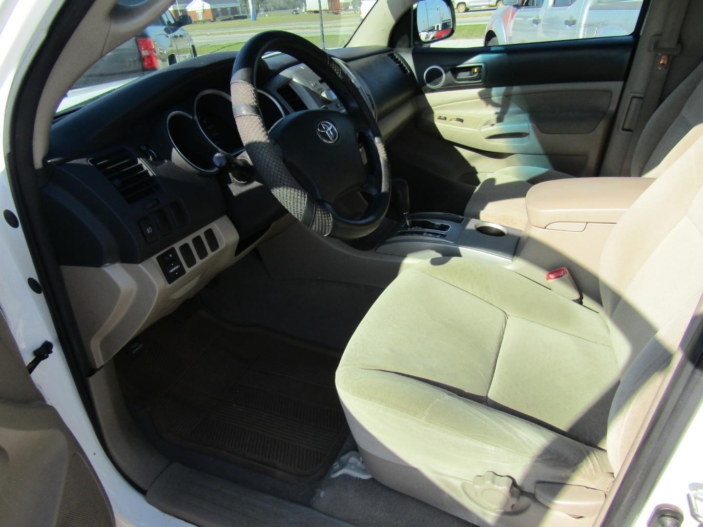 2008 White /Tan Toyota Tacoma PreRunner Access Cab V6 2WD (5TETU62N78Z) with an 4.0L V6 DOHC 24V engine, Automatic transmission, located at 15016 S Hwy 231, Midland City, AL, 36350, (334) 983-3001, 31.306210, -85.495277 - Photo#3